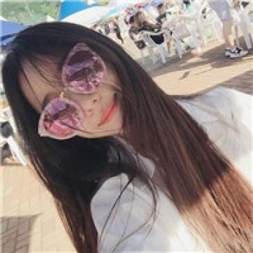 演唱会秒售罄，台上却立着一个纸板人。数百粉丝到场支持，竟是为了给他要个美国签证.....